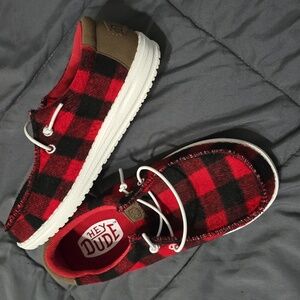 Hey Dude Wally Youth Size 4 Buffalo Plaid Slip On Loafer Sneaker Shoes Red Black
